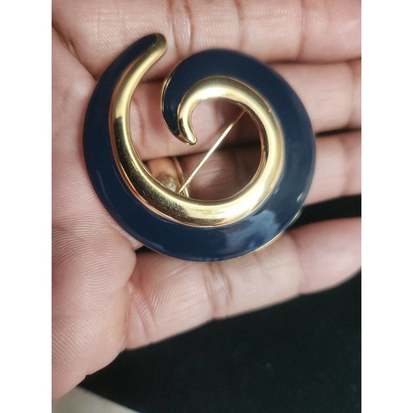 MONET BLUE ENAMEL GOLD TONE SWIRL BROOCH VINTAGE - Picture 1 of 15